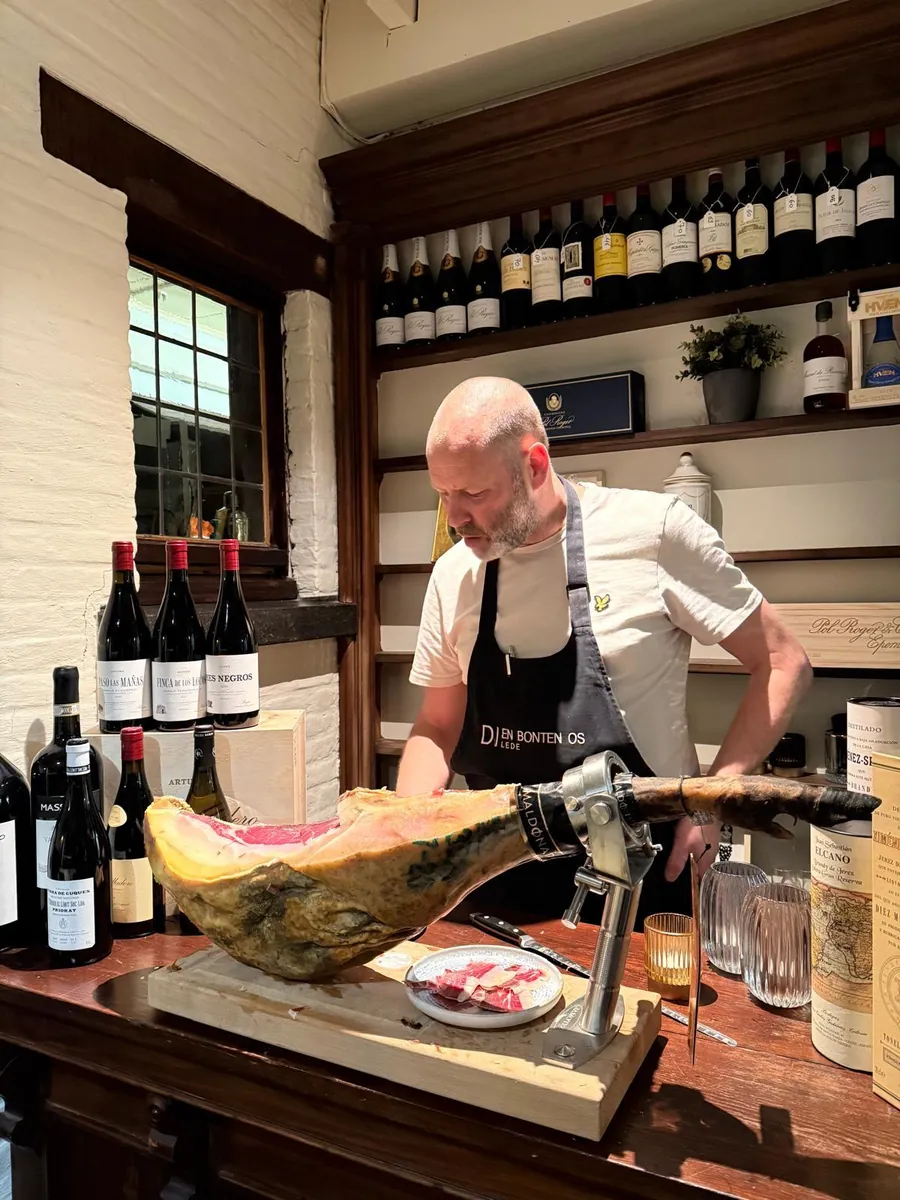 Chef Dries snijdt ham aan de wijnbar